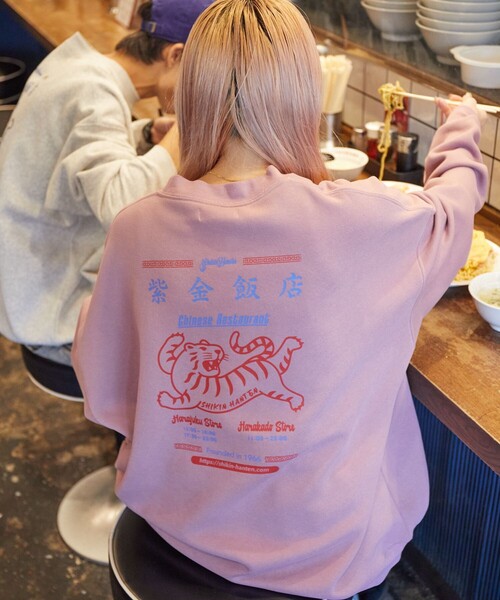 FREAK'S STORE(フリークスストア)の「限定展開 紫金飯店×FREAK'S STORE 別注 バックプリント クルーネックスウェット/TIGER(スウェット・メンズ・グレー/ピンク/チャコールグレー・SMALL/MEDIUM/LARGE)」の5枚目の写真