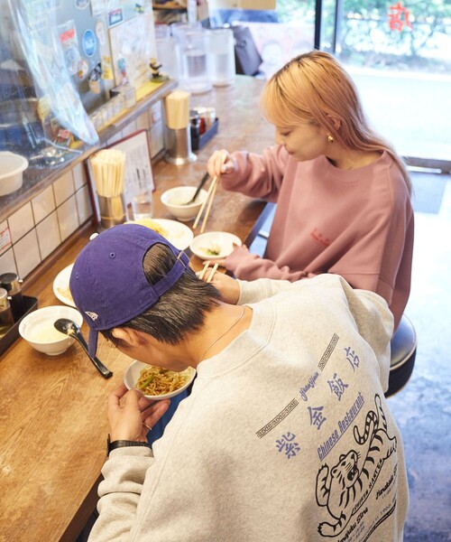 FREAK'S STORE(フリークスストア)の「限定展開 紫金飯店×FREAK'S STORE 別注 バックプリント クルーネックスウェット/TIGER(スウェット・メンズ・グレー/ピンク/チャコールグレー・SMALL/MEDIUM/LARGE)」の6枚目の写真