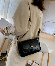 トレンドのぷっくりとしたシルエットのポイント ベルト ショルダーバッグ