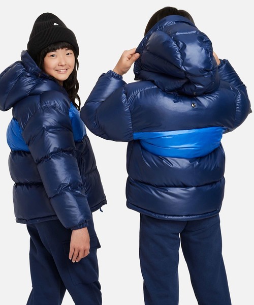 NIKE（ナイキ）の「ナイキ スポーツウェア ヘビーウェイト シンセティック フィル イージーオン ジュニア Therma-FIT レペル ルーズ フーデッド ジャケット / Nike Sportswear Heavyweight Synthetic Fill EasyOn Big Kids' Therma-FIT Repel Loose Hooded Jacket FD2846-410 Midnight Navy（ダウンジャケット/コート・キッズ・ネイビー・130/140/150/160/170）」の2枚目の写真