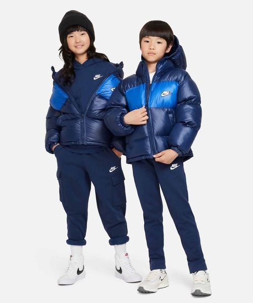 NIKE（ナイキ）の「ナイキ スポーツウェア ヘビーウェイト シンセティック フィル イージーオン ジュニア Therma-FIT レペル ルーズ フーデッド ジャケット / Nike Sportswear Heavyweight Synthetic Fill EasyOn Big Kids' Therma-FIT Repel Loose Hooded Jacket FD2846-410 Midnight Navy（ダウンジャケット/コート・キッズ・ネイビー・130/140/150/160/170）」の3枚目の写真