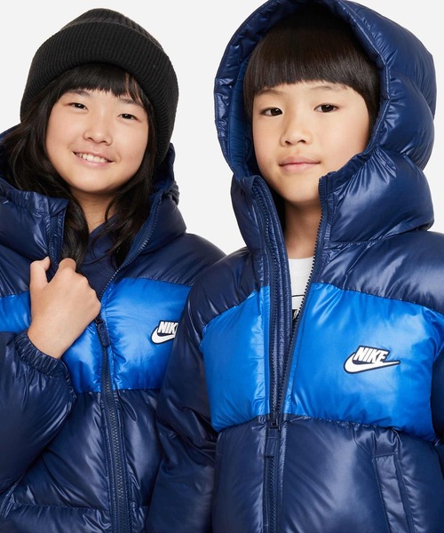 NIKE（ナイキ）の「ナイキ スポーツウェア ヘビーウェイト シンセティック フィル イージーオン ジュニア Therma-FIT レペル ルーズ フーデッド ジャケット / Nike Sportswear Heavyweight Synthetic Fill EasyOn Big Kids' Therma-FIT Repel Loose Hooded Jacket FD2846-410 Midnight Navy（ダウンジャケット/コート・キッズ・ネイビー・130/140/150/160/170）」の4枚目の写真
