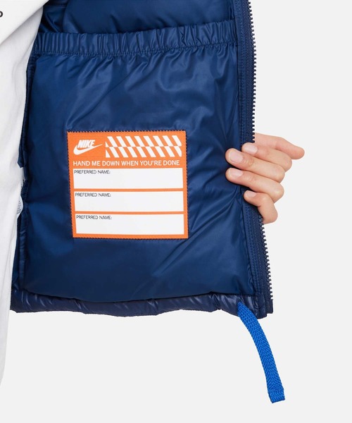 NIKE（ナイキ）の「ナイキ スポーツウェア ヘビーウェイト シンセティック フィル イージーオン ジュニア Therma-FIT レペル ルーズ フーデッド ジャケット / Nike Sportswear Heavyweight Synthetic Fill EasyOn Big Kids' Therma-FIT Repel Loose Hooded Jacket FD2846-410 Midnight Navy（ダウンジャケット/コート・キッズ・ネイビー・130/140/150/160/170）」の8枚目の写真