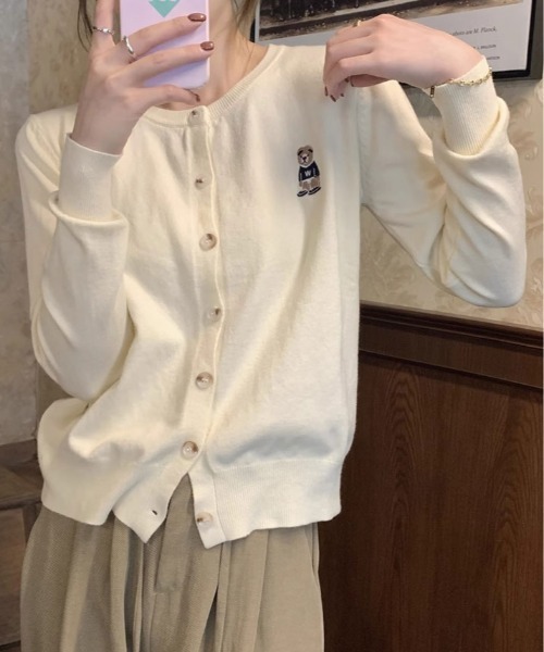 kirakiraShop(キラキラショップ)の「ベア 刺繍 シンプル ニット カーディガン(カーディガン/ボレロ・レディース・ネイビー/ホワイト/ブラウン/ピンク/クリーム/グレー/ブラック・FREE)」の5枚目の写真
