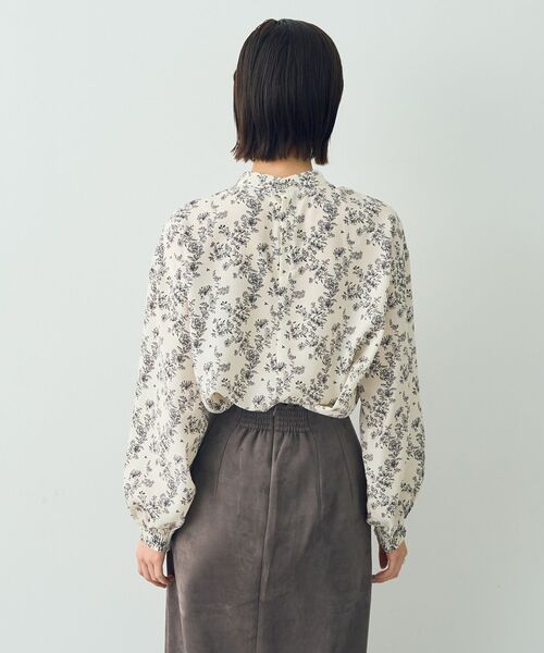 YECCA VECCA(イェッカヴェッカ)の「フラワー柄ハイネックブラウス(シャツ/ブラウス・レディース・ブラック/アイボリー・FREE)」の3枚目の写真