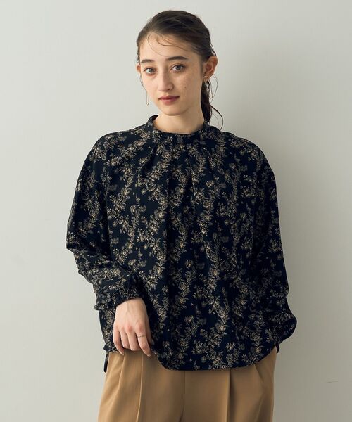 YECCA VECCA(イェッカヴェッカ)の「フラワー柄ハイネックブラウス(シャツ/ブラウス・レディース・ブラック/アイボリー・FREE)」の1枚目の写真
