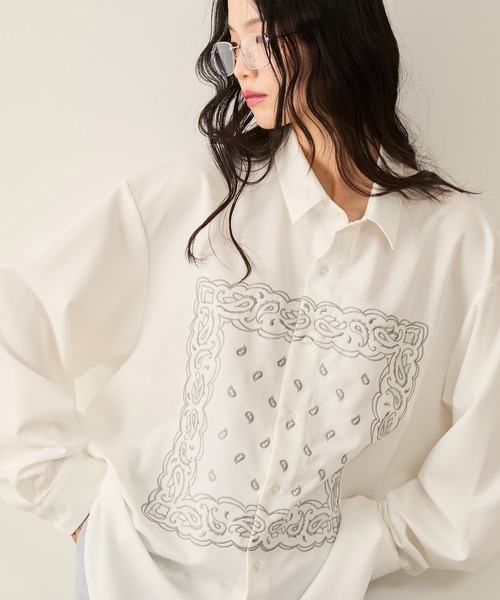 JUNRED(ジュンレッド)の「ワイドフィットリリーフ刺繍レギュラーカラーシャツ(シャツ/ブラウス・メンズ・ホワイト/ブラック・S/M/L)」の2枚目の写真