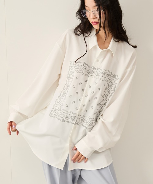 JUNRED(ジュンレッド)の「ワイドフィットリリーフ刺繍レギュラーカラーシャツ(シャツ/ブラウス・メンズ・ホワイト/ブラック・S/M/L)」の4枚目の写真