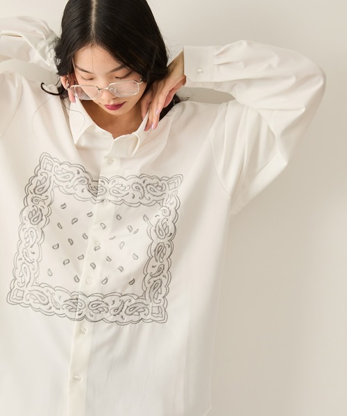JUNRED(ジュンレッド)の「ワイドフィットリリーフ刺繍レギュラーカラーシャツ(シャツ/ブラウス・メンズ・ホワイト/ブラック・S/M/L)」の3枚目の写真