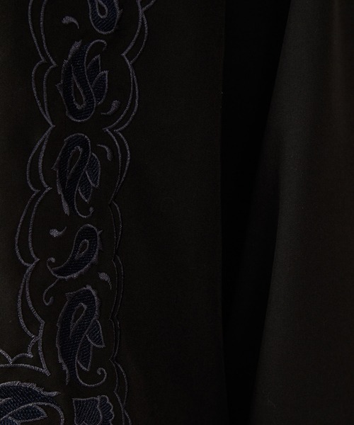 JUNRED(ジュンレッド)の「ワイドフィットリリーフ刺繍レギュラーカラーシャツ(シャツ/ブラウス・メンズ・ホワイト/ブラック・S/M/L)」の11枚目の写真