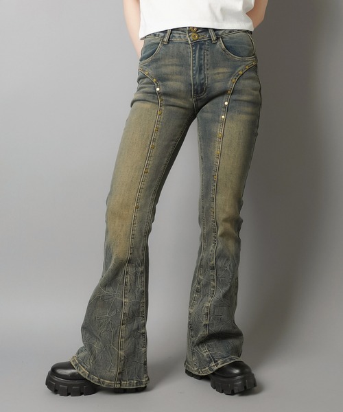 SPINNS(スピンズ)の「デニムフレアパンツ/ストーンスタッズ(デニムパンツ・レディース・ネイビー/ブルー・M/S)」の5枚目の写真
