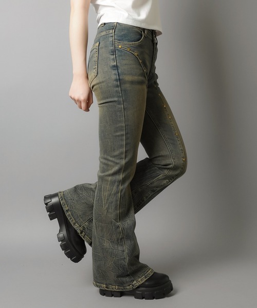 SPINNS(スピンズ)の「デニムフレアパンツ/ストーンスタッズ(デニムパンツ・レディース・ネイビー/ブルー・M/S)」の8枚目の写真