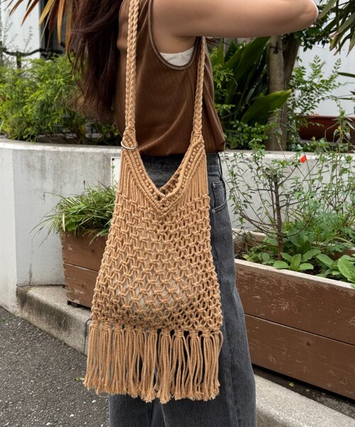 CIAOPANIC TYPY（チャオパニックティピー）の「【GOOD HOLIDAY】カラビナ付きマクラメフリンジBAG（トートバッグ・レディース・オフホワイト/レッド/ブラック/ベージュ・ONE SIZE）」の5枚目の写真