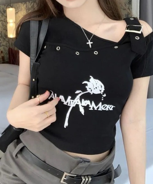 lilful(リルフル)の「ワンショルダーベルトデザインクロップド丈トップス アイレットデザイン バラモチーフ(Tシャツ/カットソー・レディース・ホワイト/ブラック・S/M)」の2枚目の写真