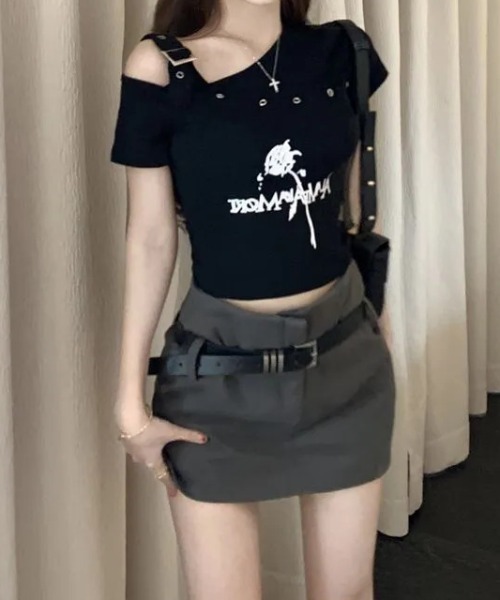 lilful(リルフル)の「ワンショルダーベルトデザインクロップド丈トップス アイレットデザイン バラモチーフ(Tシャツ/カットソー・レディース・ホワイト/ブラック・S/M)」の3枚目の写真