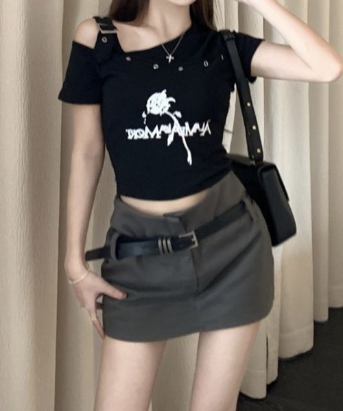 lilful(リルフル)の「ワンショルダーベルトデザインクロップド丈トップス アイレットデザイン バラモチーフ(Tシャツ/カットソー・レディース・ホワイト/ブラック・S/M)」の4枚目の写真