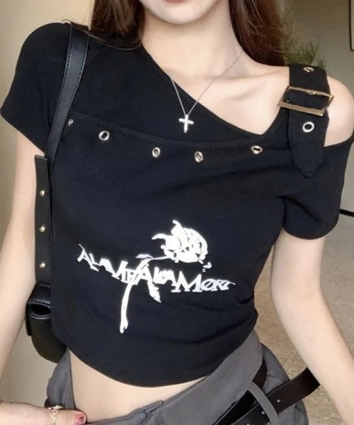 lilful(リルフル)の「ワンショルダーベルトデザインクロップド丈トップス アイレットデザイン バラモチーフ(Tシャツ/カットソー・レディース・ホワイト/ブラック・S/M)」の5枚目の写真