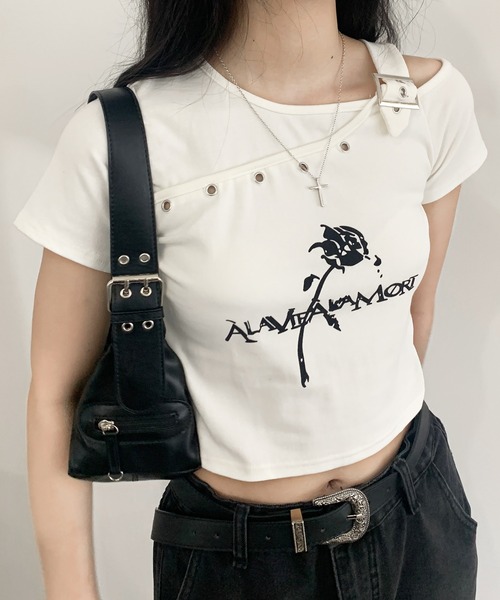 lilful(リルフル)の「ワンショルダーベルトデザインクロップド丈トップス アイレットデザイン バラモチーフ(Tシャツ/カットソー・レディース・ホワイト/ブラック・S/M)」の6枚目の写真