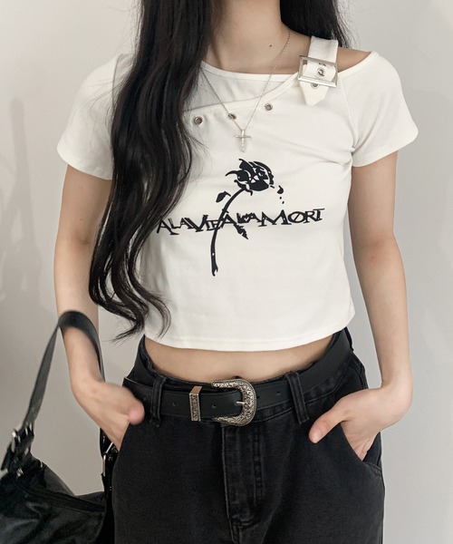 lilful(リルフル)の「ワンショルダーベルトデザインクロップド丈トップス アイレットデザイン バラモチーフ(Tシャツ/カットソー・レディース・ホワイト/ブラック・S/M)」の9枚目の写真