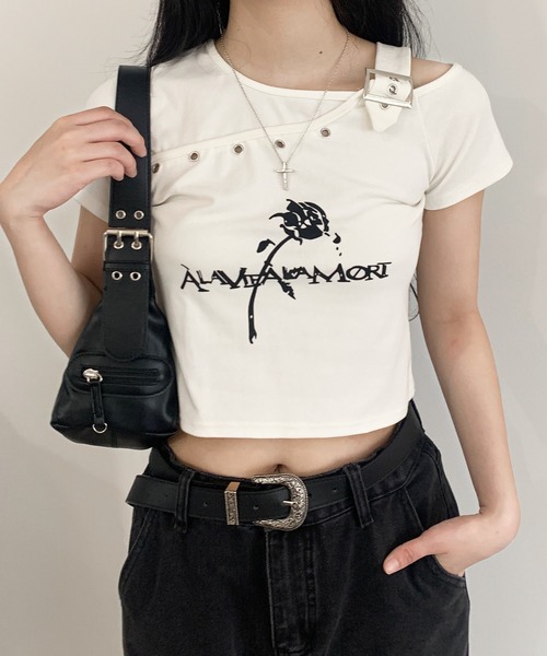 lilful(リルフル)の「ワンショルダーベルトデザインクロップド丈トップス アイレットデザイン バラモチーフ(Tシャツ/カットソー・レディース・ホワイト/ブラック・S/M)」の7枚目の写真