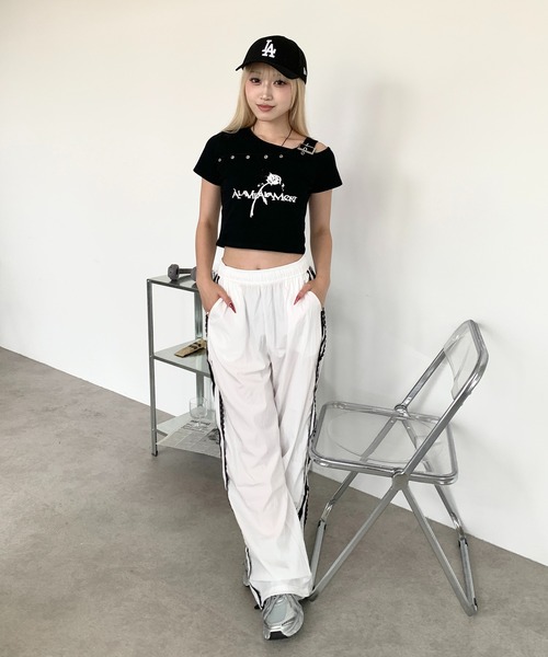 lilful(リルフル)の「ワンショルダーベルトデザインクロップド丈トップス アイレットデザイン バラモチーフ(Tシャツ/カットソー・レディース・ホワイト/ブラック・S/M)」の21枚目の写真