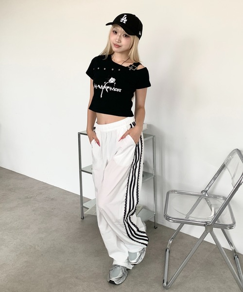 lilful(リルフル)の「ワンショルダーベルトデザインクロップド丈トップス アイレットデザイン バラモチーフ(Tシャツ/カットソー・レディース・ホワイト/ブラック・S/M)」の22枚目の写真