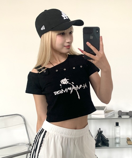 lilful(リルフル)の「ワンショルダーベルトデザインクロップド丈トップス アイレットデザイン バラモチーフ(Tシャツ/カットソー・レディース・ホワイト/ブラック・S/M)」の14枚目の写真