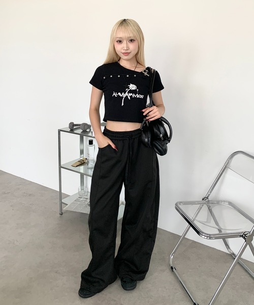 lilful(リルフル)の「ワンショルダーベルトデザインクロップド丈トップス アイレットデザイン バラモチーフ(Tシャツ/カットソー・レディース・ホワイト/ブラック・S/M)」の19枚目の写真