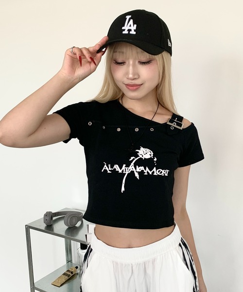 lilful(リルフル)の「ワンショルダーベルトデザインクロップド丈トップス アイレットデザイン バラモチーフ(Tシャツ/カットソー・レディース・ホワイト/ブラック・S/M)」の12枚目の写真