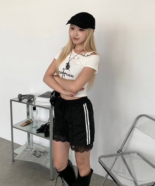 lilful(リルフル)の「ワンショルダーベルトデザインクロップド丈トップス アイレットデザイン バラモチーフ(Tシャツ/カットソー・レディース・ホワイト/ブラック・S/M)」の16枚目の写真