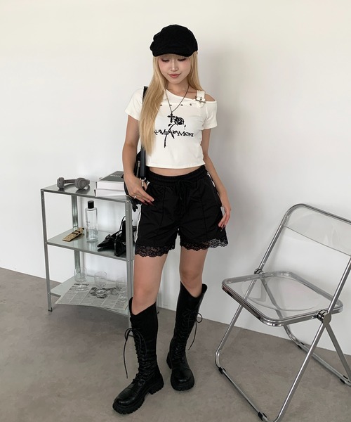 lilful(リルフル)の「ワンショルダーベルトデザインクロップド丈トップス アイレットデザイン バラモチーフ(Tシャツ/カットソー・レディース・ホワイト/ブラック・S/M)」の17枚目の写真