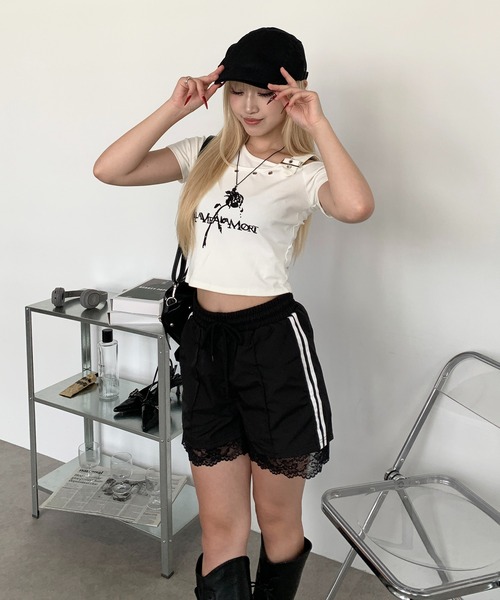 lilful(リルフル)の「ワンショルダーベルトデザインクロップド丈トップス アイレットデザイン バラモチーフ(Tシャツ/カットソー・レディース・ホワイト/ブラック・S/M)」の18枚目の写真