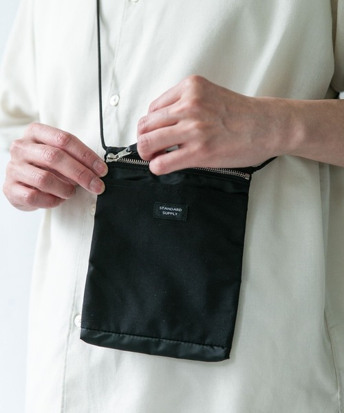 URBAN RESEARCH DOORS（アーバンリサーチドアーズ）の「『別注』STANDARD SUPPLY×DOORS　SLING PURSE M/L（ショルダーバッグ・メンズ・ブラック/グレー/ダークグレー・ONE）」の5枚目の写真