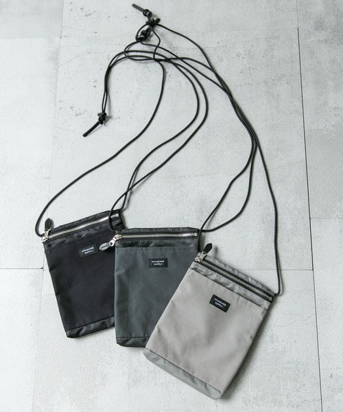 URBAN RESEARCH DOORS（アーバンリサーチドアーズ）の「『別注』STANDARD SUPPLY×DOORS　SLING PURSE M/L（ショルダーバッグ・メンズ・ブラック/グレー/ダークグレー・ONE）」の12枚目の写真