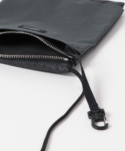 URBAN RESEARCH DOORS（アーバンリサーチドアーズ）の「『別注』STANDARD SUPPLY×DOORS　SLING PURSE M/L（ショルダーバッグ・メンズ・ブラック/グレー/ダークグレー・ONE）」の22枚目の写真