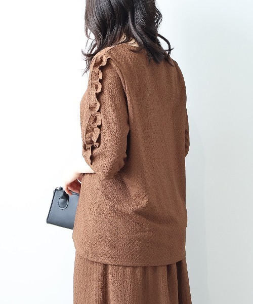 leswel（レスウェル）の「【L～5L 大きいサイズ】ジャガードニットフリルスリーブプルオーバー 6分袖 春夏（Tシャツ/カットソー・レディース・ブラック/ブラウン/グリーン・5L/3L/LL/4L/L）」の4枚目の写真