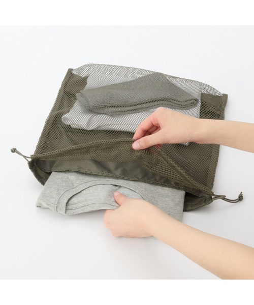 無印良品(ムジルシリョウヒン)の「ポリエステルメッシュ巾着 ダブルタイプ L 約34×37×14cm(トラベルグッズ・レディース・ブラック/カーキ/ピンク・L)」の11枚目の写真