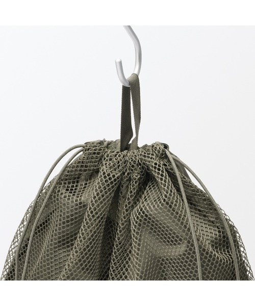 無印良品(ムジルシリョウヒン)の「ポリエステルメッシュ巾着 ダブルタイプ L 約34×37×14cm(トラベルグッズ・レディース・ブラック/カーキ/ピンク・L)」の12枚目の写真