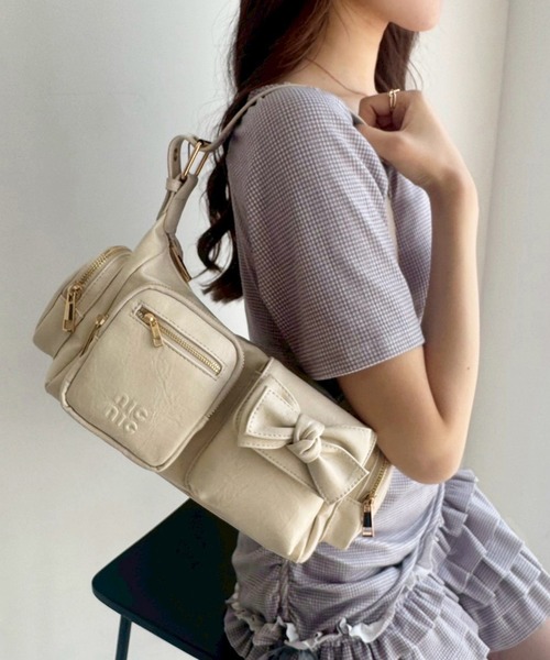 one after another NICE CLAUP(ワンアフターアナザーナイスクラップ)の「リボンポケット付きショルダーバッグ(ショルダーバッグ・レディース・ブラウン/ミント/チャコールグレー/アイボリー・FREE)」の2枚目の写真