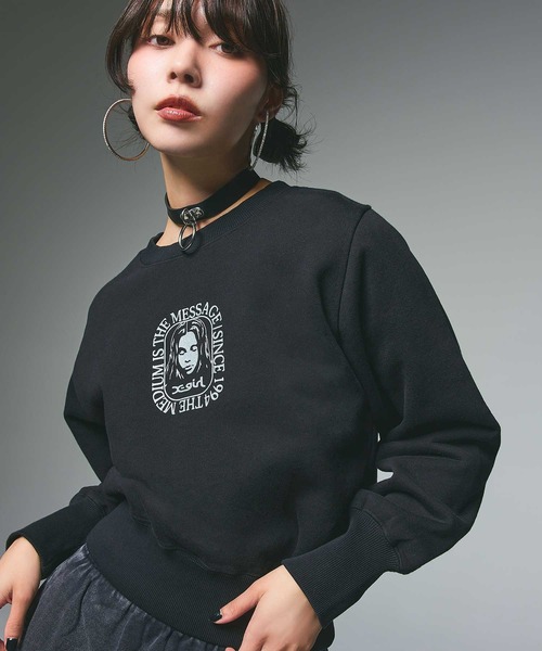 X-girl（エックスガール）の「FACE ROUNDED SQUARE SWEAT TOP