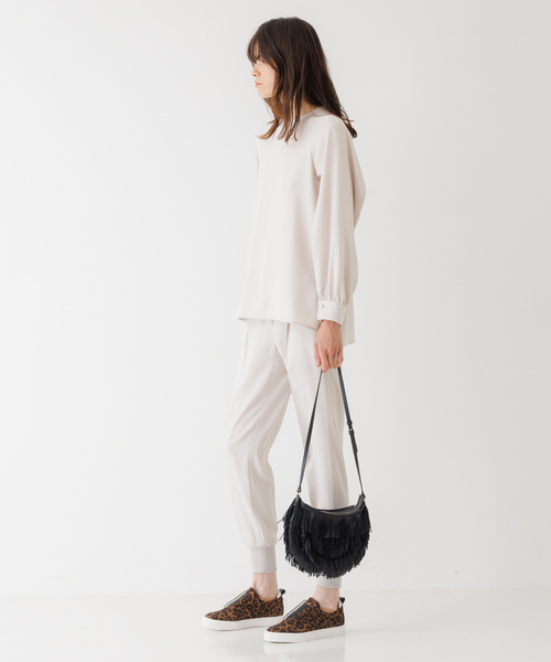 DESIGNWORKS(デザインワークス)の「バックサテンジョーゼットスリットブラウス(シャツ/ブラウス・レディース・グレイッシュベージュ・38)」の19枚目の写真