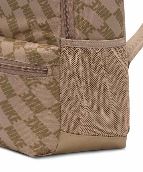 NIKE(ナイキ)の「ナイキ ブラジリア JDI ジュニア ミニ バックパック (11L) / Nike Brasilia JDI Big Kids' Mini Backpack (11L) HV6481-200 Hemp(バックパック/リュック・キッズ・ブラウン系その他2・ONE SIZE)」の6枚目の写真