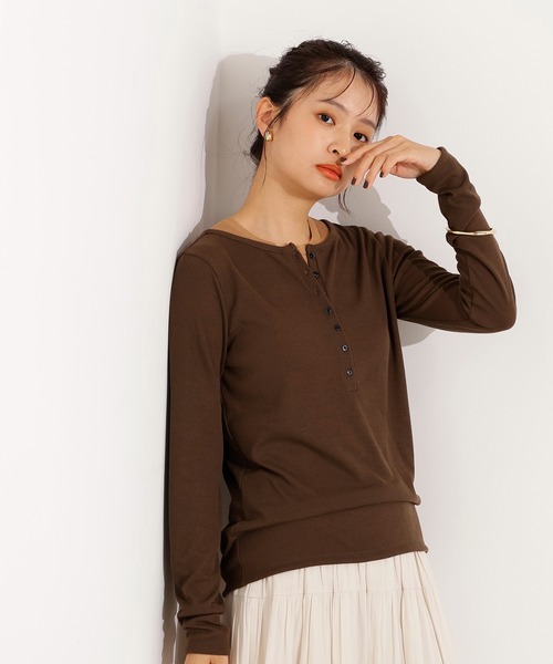 N.（N. Natural Beauty Basic）（エヌエヌナチュラルビューティーベーシック）の「ヘンリーネックシアーカットソー（Tシャツ/カットソー・レディース・ブラウン/イエロー/オフホワイト/グレー・MEDIUM）」の3枚目の写真
