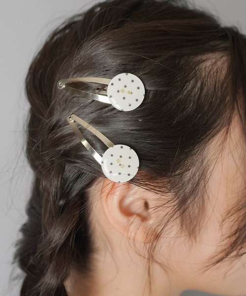 SPINNS（スピンズ）の「【2個セット】ボタンパッチンピン/ヘアピン/ドット柄/NEO森ガール（ヘアピン・レディース・ホワイト/ブラック・ONESIZE）」の6枚目の写真