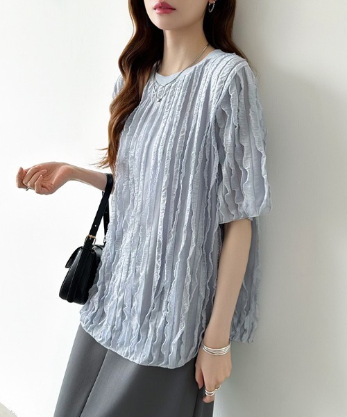COCOMOMO(ココモモ)の「ウェーブフリルで華やかに フリルトップス シアートップス フリルTシャツ 半袖 フリル カットソー 夏服(Tシャツ/カットソー・レディース・ホワイト/ライトグレー/ピンク/ベージュ/ブルー/ブラック・S/M/L)」の3枚目の写真