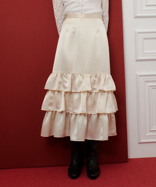 LOULOU WILLOUGHBY(ルルウィルビー)の「【LOULOU WILLOUGHBY】トリアセサテンティアードスカート(スカート・レディース・アイボリー/マスタード/ブラック・2/1)」の1枚目の写真