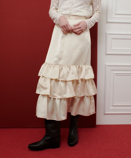 LOULOU WILLOUGHBY(ルルウィルビー)の「【LOULOU WILLOUGHBY】トリアセサテンティアードスカート(スカート・レディース・アイボリー/マスタード/ブラック・2/1)」の8枚目の写真