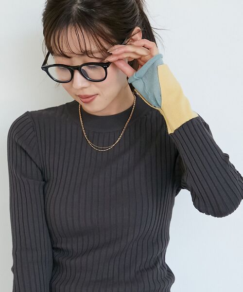 le.coeur blanc（ルクールブラン）の「《WEB限定アイテム》レイヤードカフス配色リブニット（ニット/セーター・レディース・ブラック/チャコールグレー/オフホワイト/キャメル・38）」の2枚目の写真