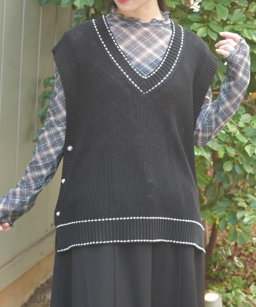 axes femme（アクシーズファム）の「連ボタンステッチニットベスト（ニット/セーター・レディース・ブラック/キナリ/モカ・FREE）」の2枚目の写真