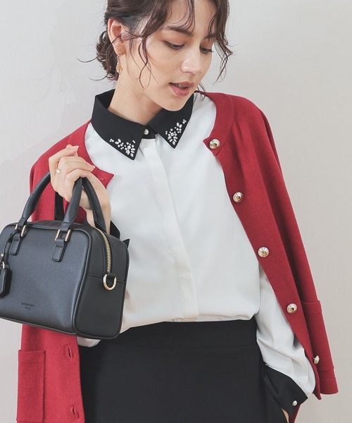 GLACIER lusso（グラシアルッソ）の「衿ビジュー付シャツ（シャツ/ブラウス・レディース・ライトグレー/ネイビー/アイボリー/ホワイト×ブラック・L/LL/M）」の2枚目の写真